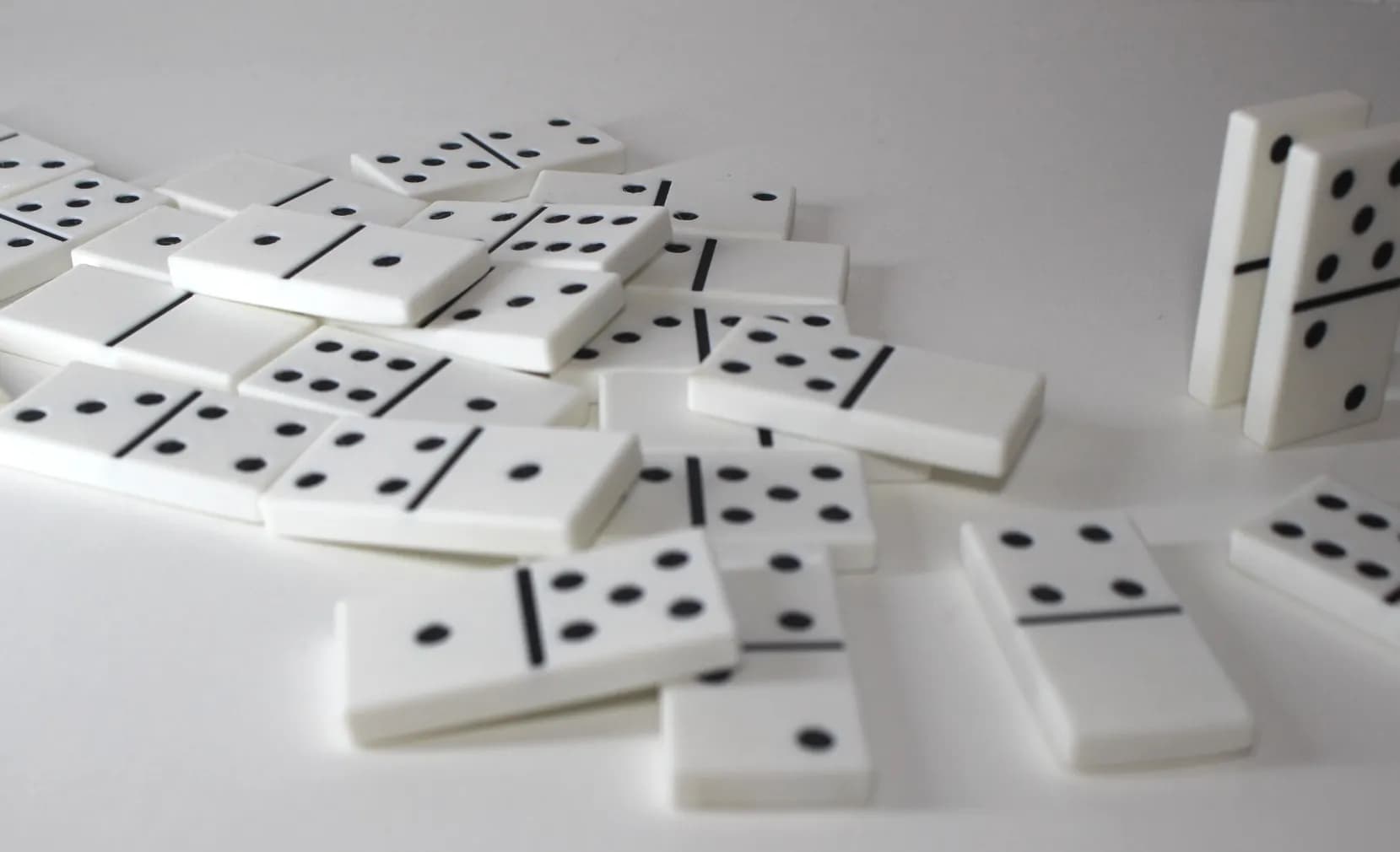 Domino Set with Storage Box - Image 5